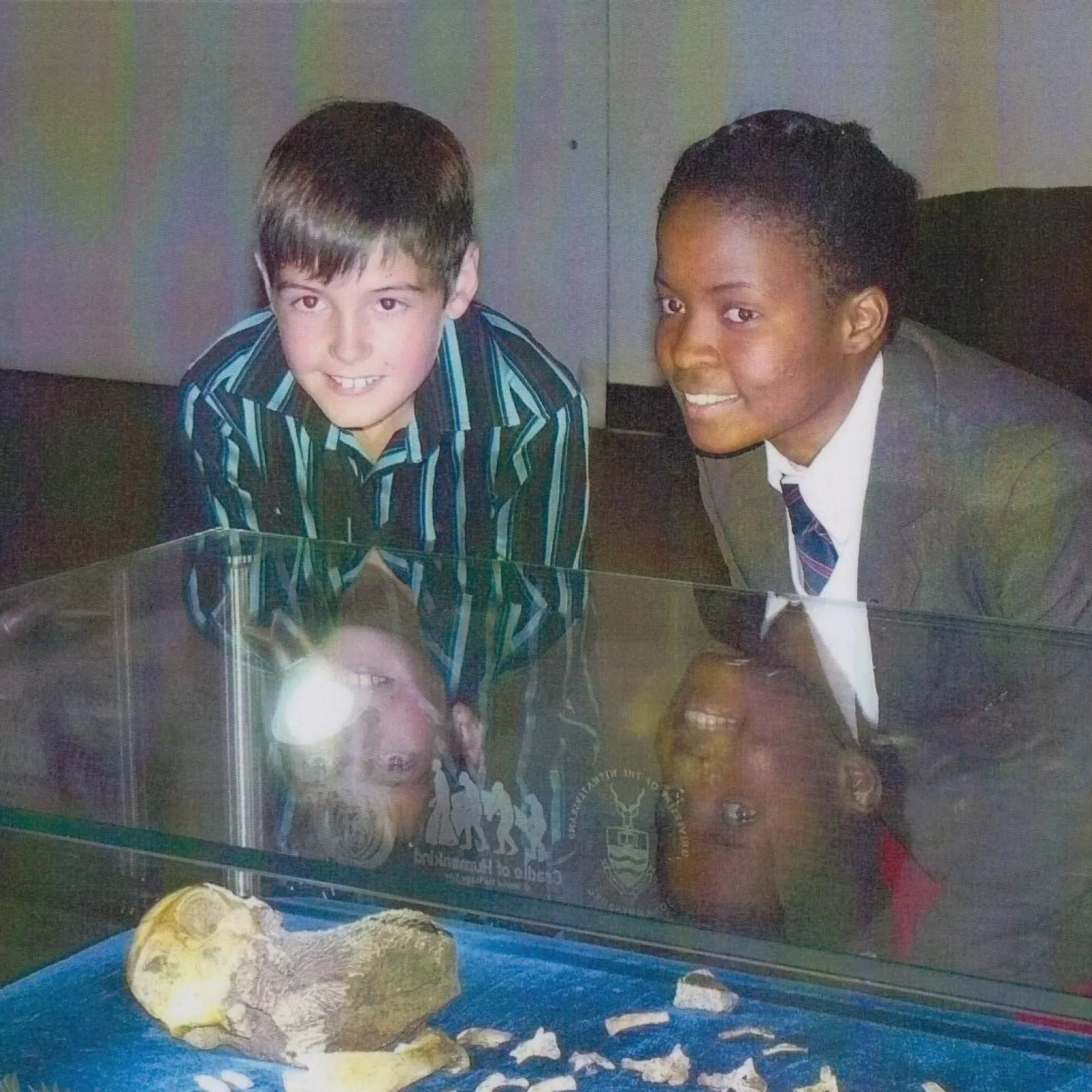 Omphemetse and matthew peer at australopithecus sediba