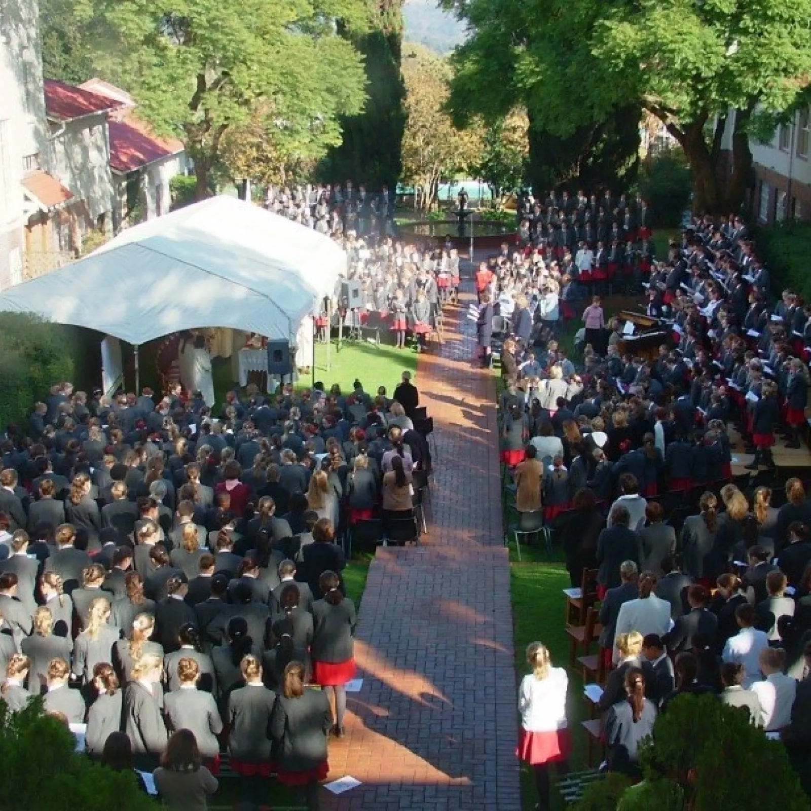 The queen Ys path and the patronal festival 2004