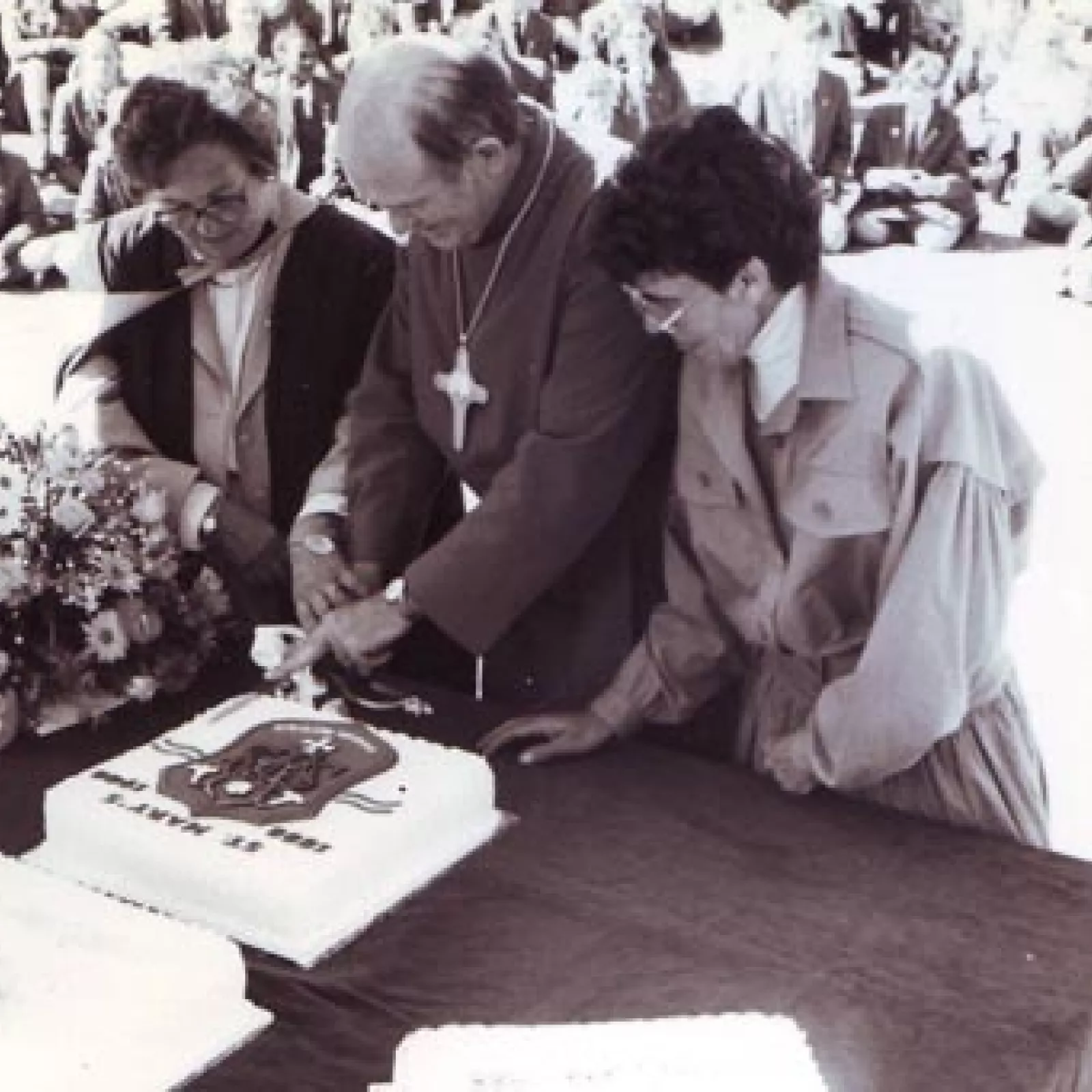 Mrs pitt bishop duncan buchanan and mrs rossouw cut the centenary cake