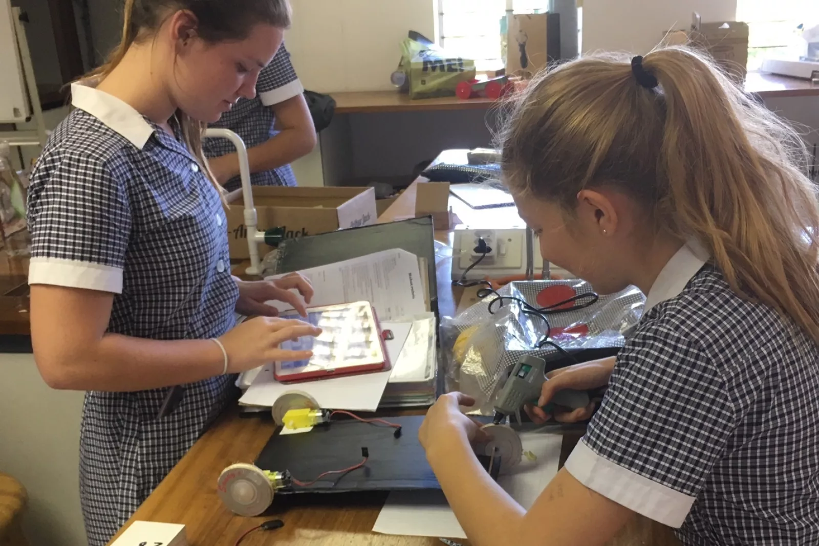 Glueing the front wheel to the chassis