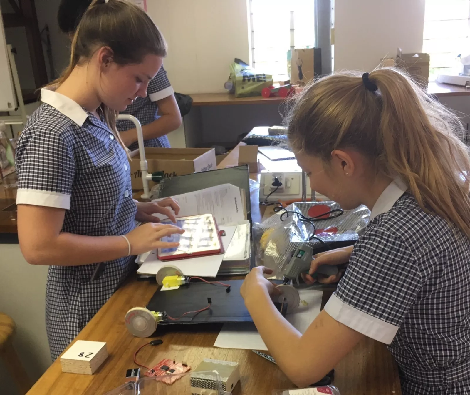 Glueing the front wheel to the chassis